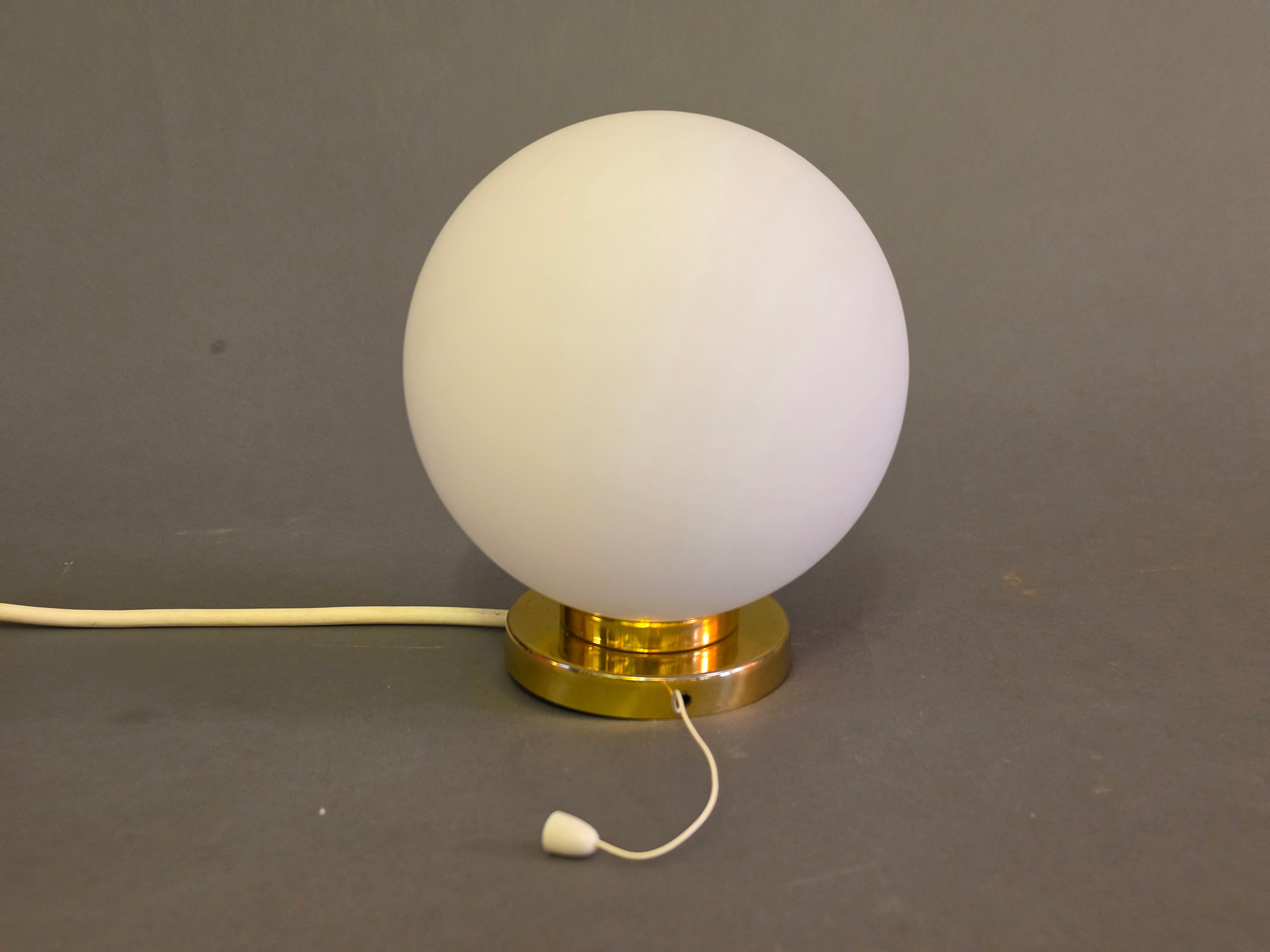 Original 60er Wandleuchte mit weißen mattem Opakglas 0064