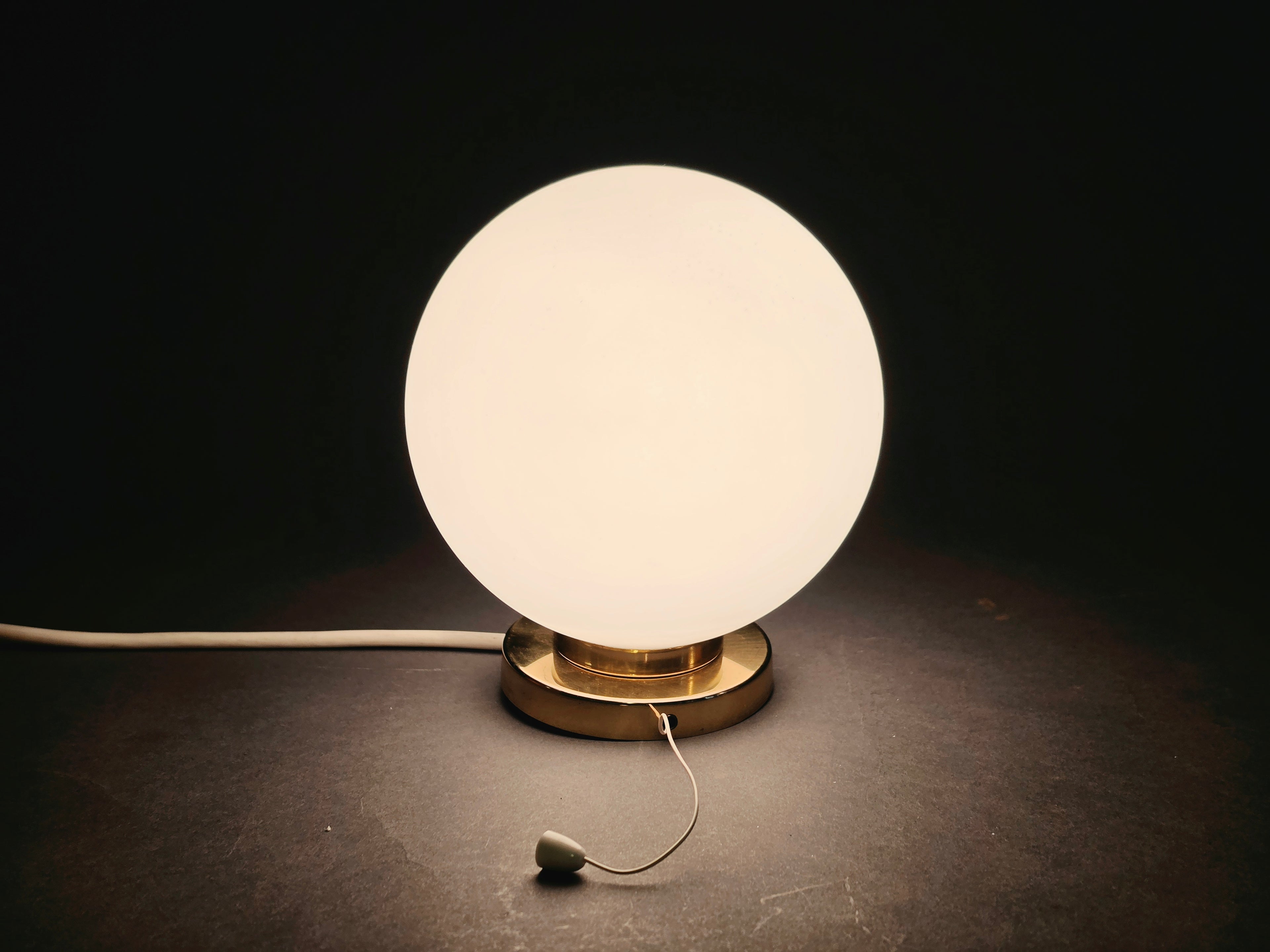 Original 60er Wandleuchte mit weißen mattem Opakglas 0064